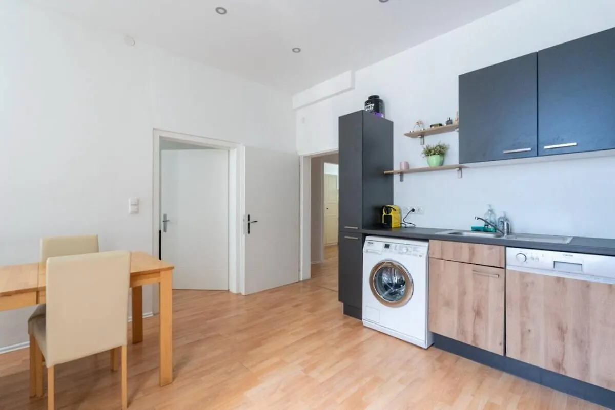 Spacious Stone Central Apartment Вена